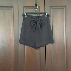 Paperback waist belted Black Shorts